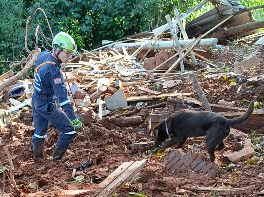 Semana no RS começa com revezamento de bombeiros catarinenses; entenda operação