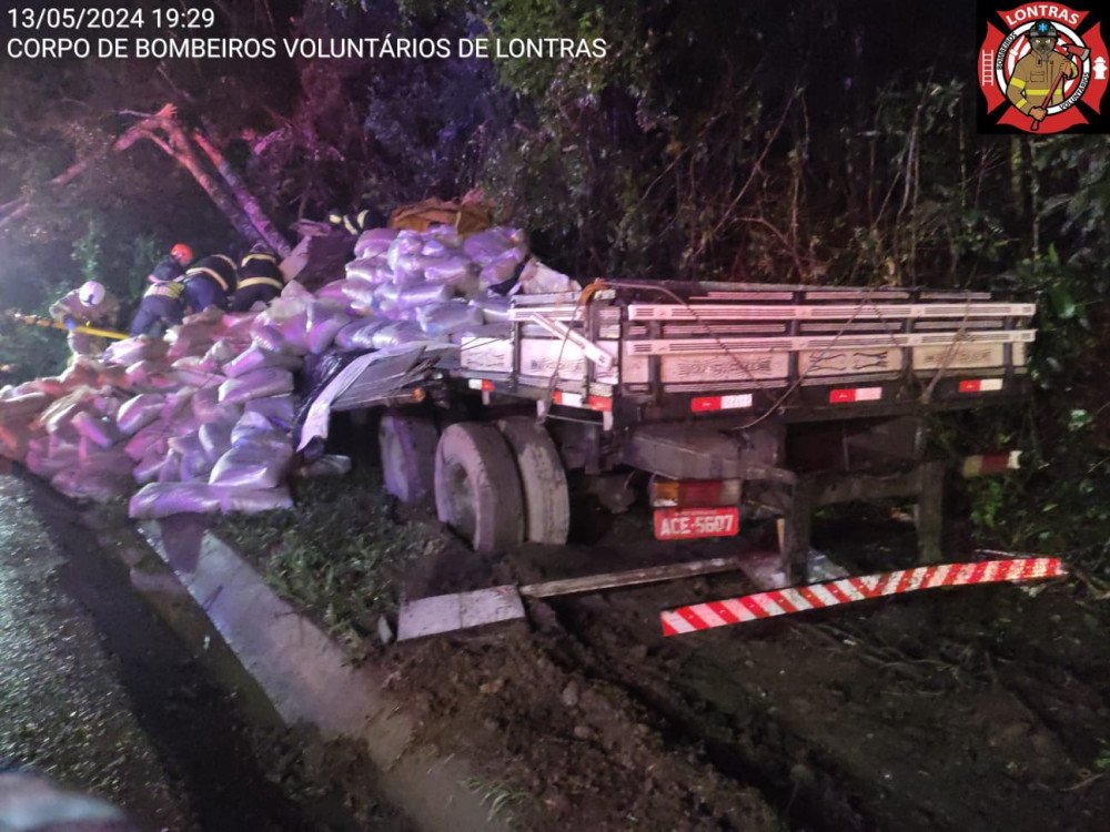 Motorista fica gravemente ferido após caminhão bater em árvore e pegar fogo na BR-470