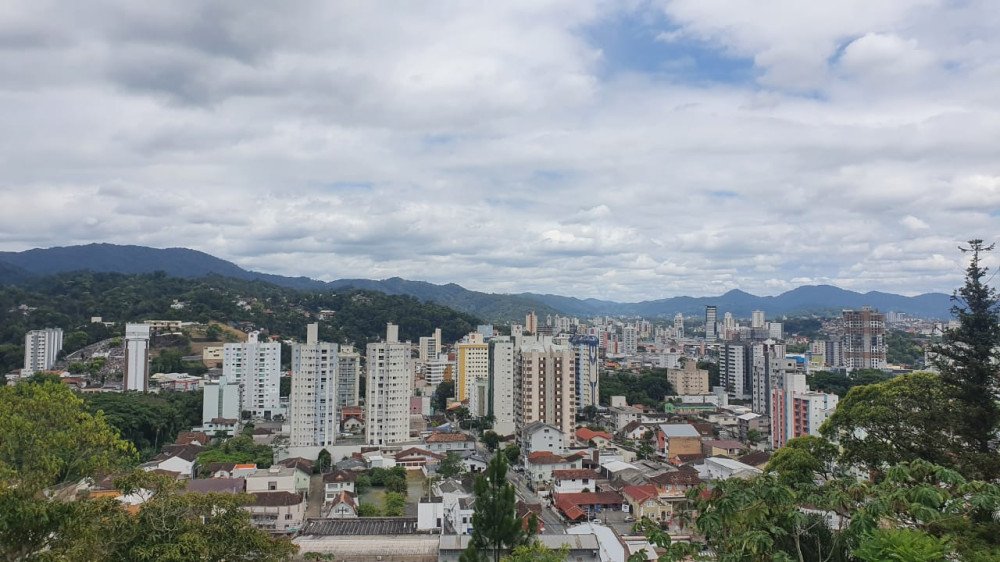 Nesta quarta-feira o sol aparece entre nuvens em Blumenau