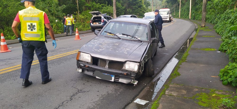 Carro perde controle e causa acidente na rua Hermann Huscher