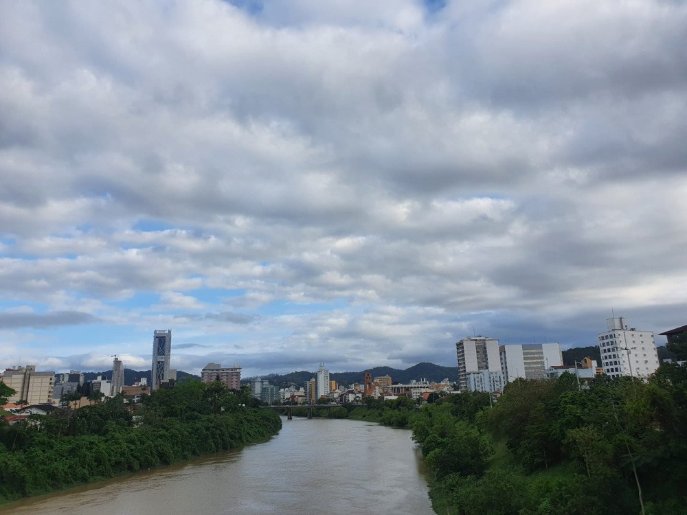 Temperaturas amenas marcam a quinta-feira em Blumenau