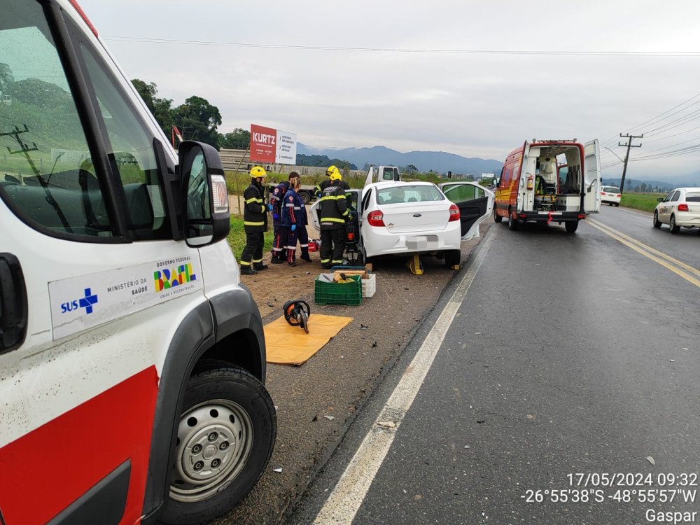 Acidente entre carro e caminhão deixa motorista idosa ferida em Gaspar