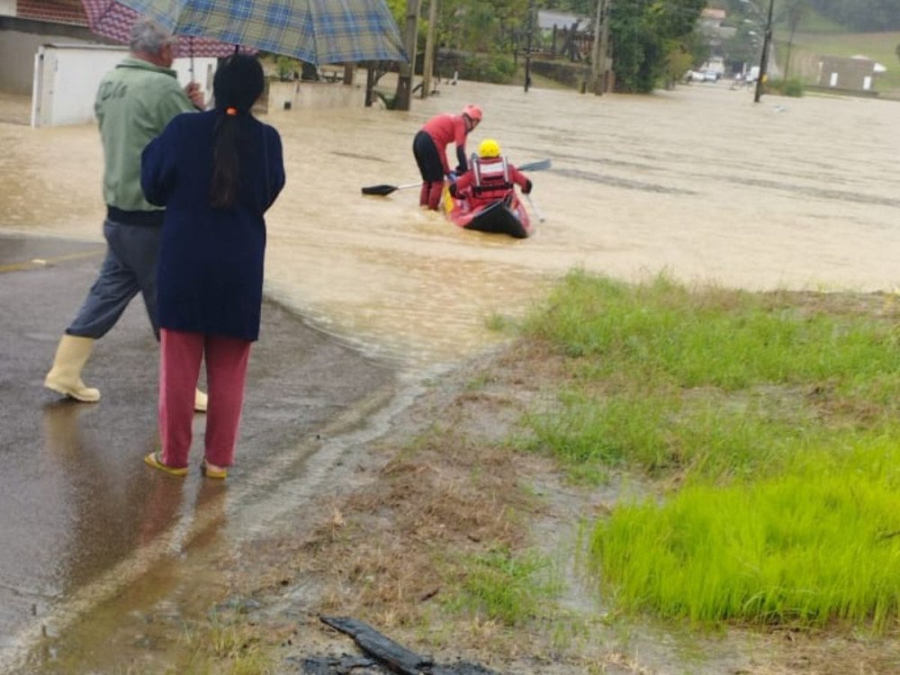 Família é resgatada por Bombeiros após ficar ilhada em Rio do Sul
