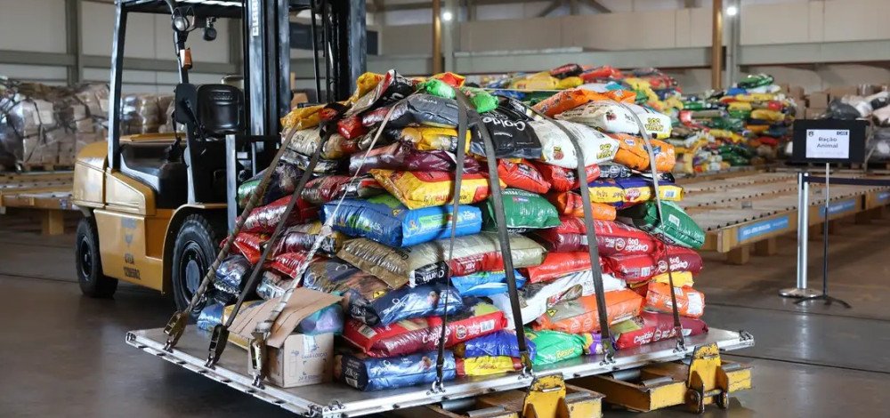 Avião da FAB leva 20 toneladas de ração para pets do RS