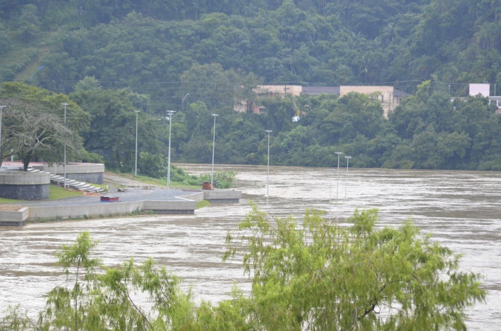 Blumenau ativa primeiro abrigo para moradores; previsão é que rio Itajaí-Açu atinja 8 metros na madrugada