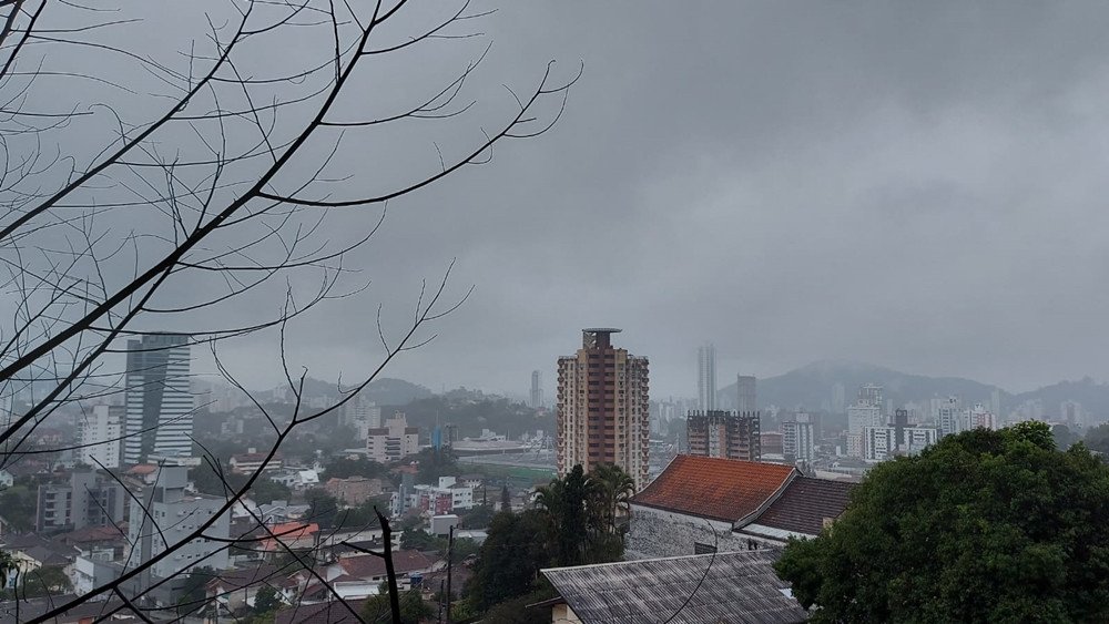 Tempo segue instável neste domingo em Blumenau, com previsão de chuva fraca e isolada