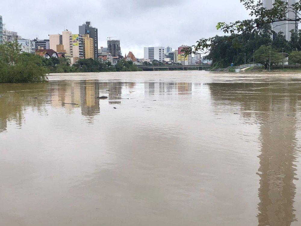 Nível do rio Itajaí-Açu começa a baixar em Blumenau, após atingir o pico máximo
