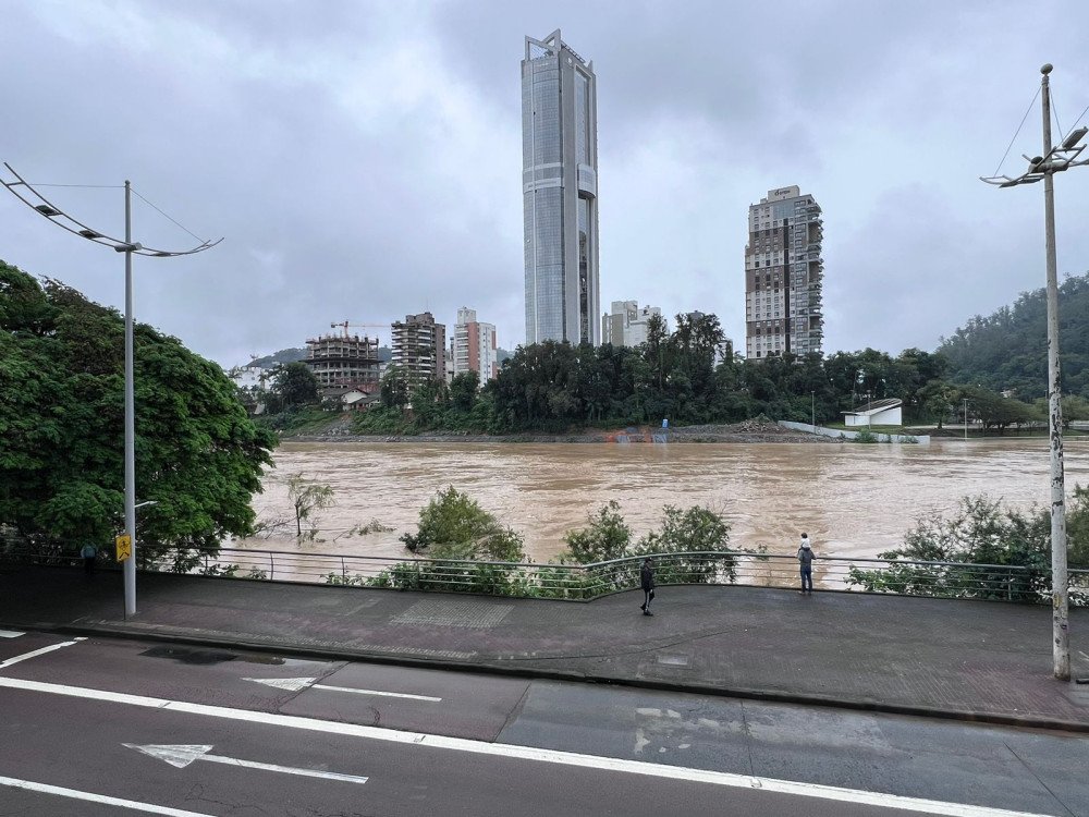 Blumenau sai da condição de enchente após rio Itajaí-Açu baixar dos 8 metros