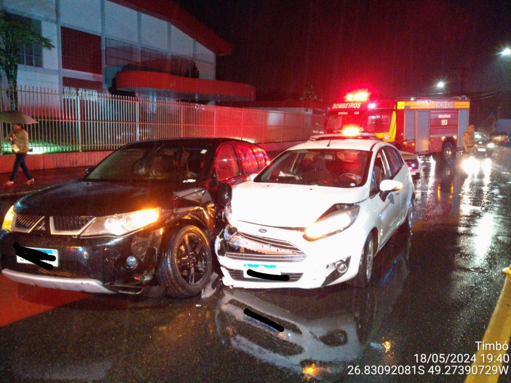 Acidente entre três carros deixa duas mulheres feridas em Timbó