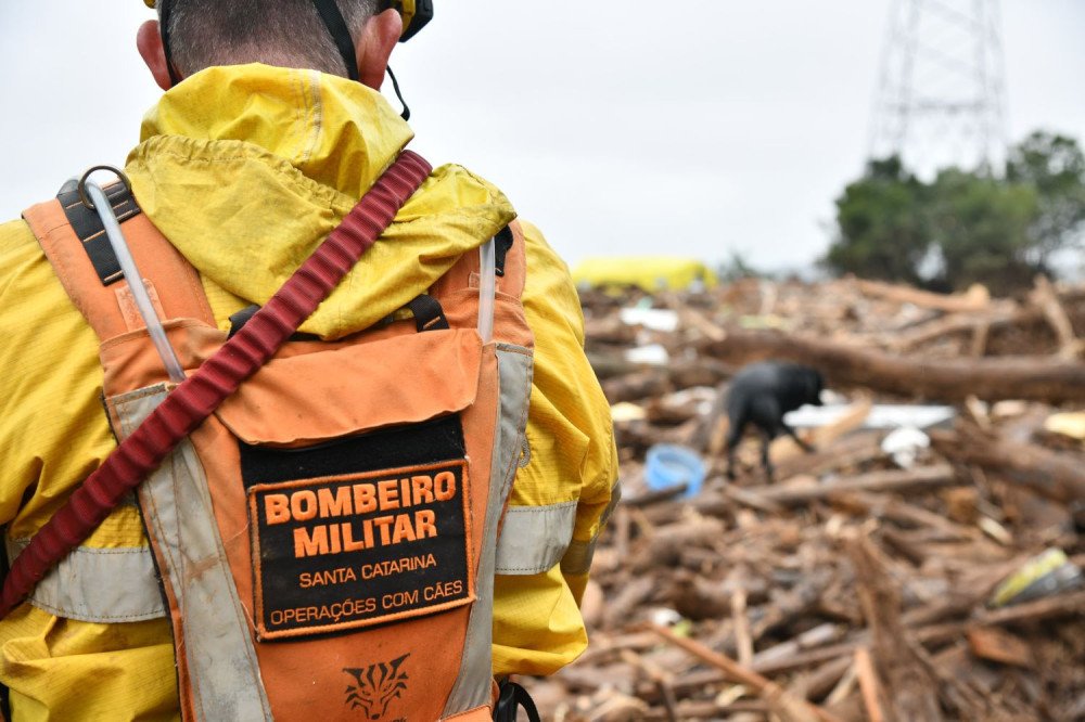 Mais de 3 mil vidas já foram salvas pelos bombeiros catarinenses no RS; revezamento acontece nesta segunda