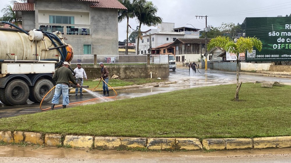 Rio do Sul mobiliza mutirão de limpeza com apoio de cidades vizinhas após alagamentos