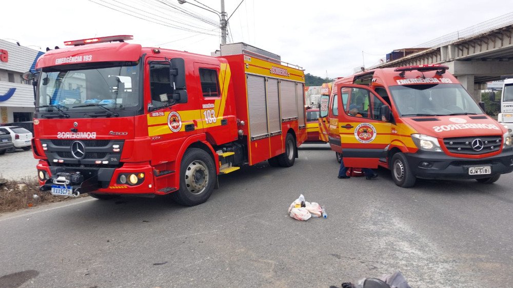 Motociclista fica ferida após batida com carro na BR-470, em Blumenau