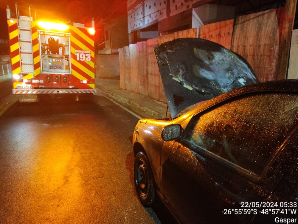 Princípio de incêndio em carro é controlado por populares em Gaspar