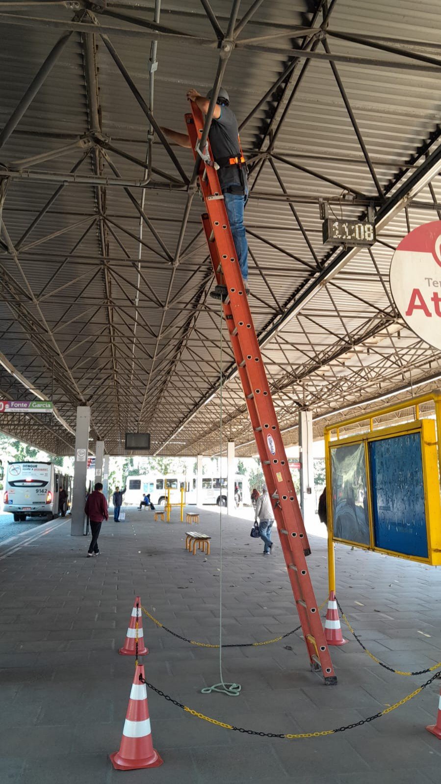 Prefeitura de Blumenau começa a instalar câmeras de segurança nos terminais de ônibus