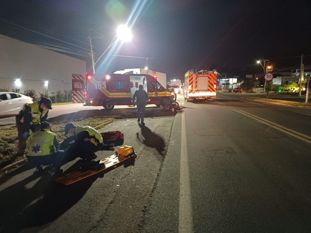 Jovem motociclista fica ferido em acidente na BR-470, em Rio do Sul