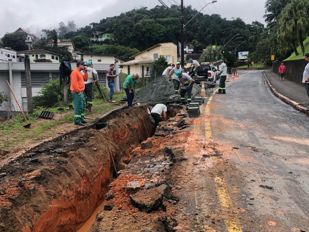 Motorista enfrenta trânsito carregado após rompimento de tubulação no Morro da Companhia, em Blumenau