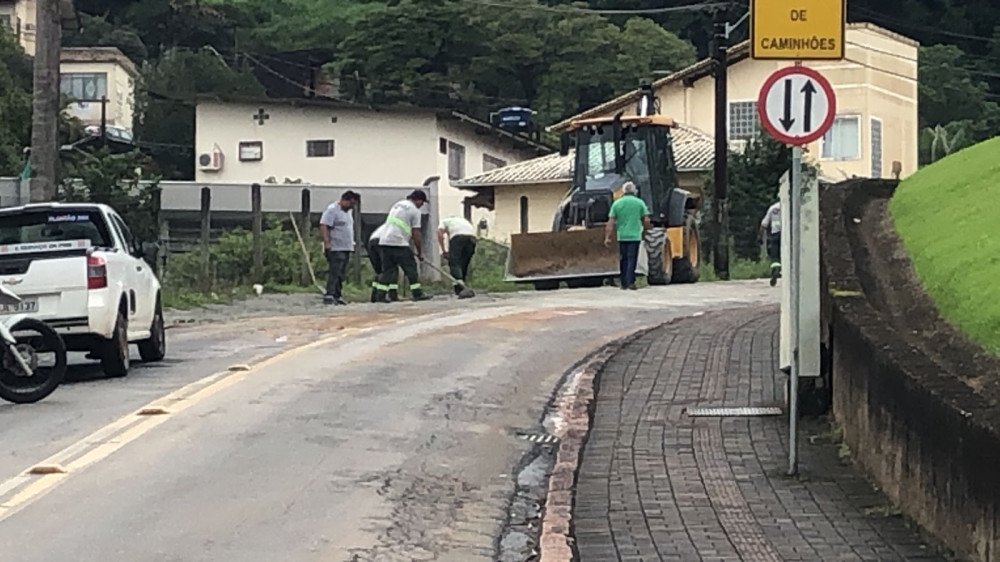 Trânsito no Morro da Companhia liberado após reparo de tubulação em Blumenau
