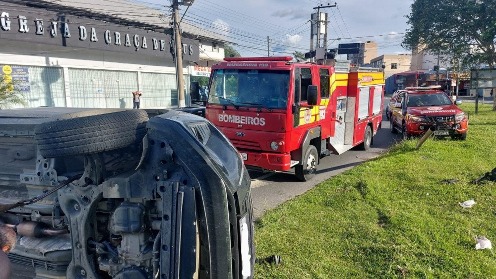 Motorista perde controle do carro e tomba próximo ao terminal da Fonte em Blumenau