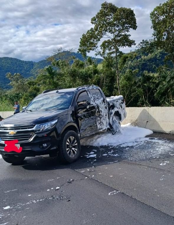 Batida entre caminhonete e moto na BR-470, em Rodeio, deixa duas pessoas feridas