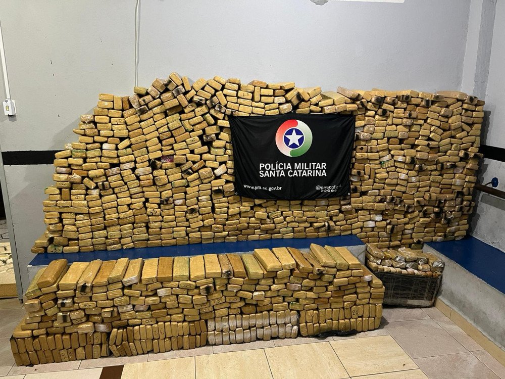 Homens são presos em flagrante transportando uma tonelada de maconha em Balneário Camboriú