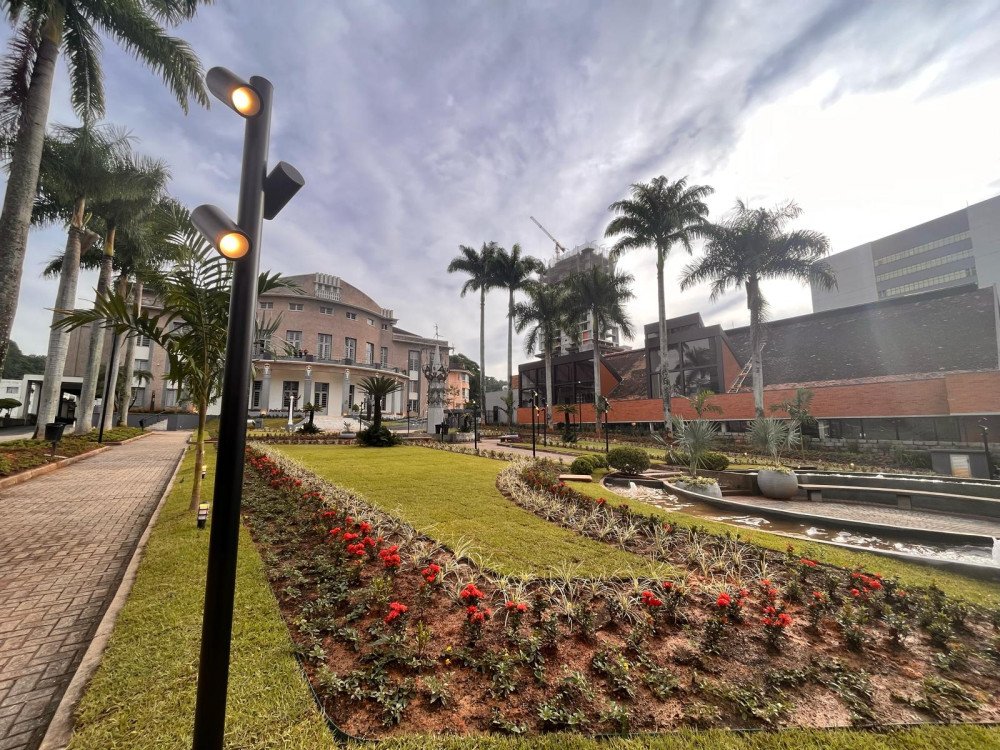 Veja como ficou a revitalização da praça do Teatro Carlos Gomes
