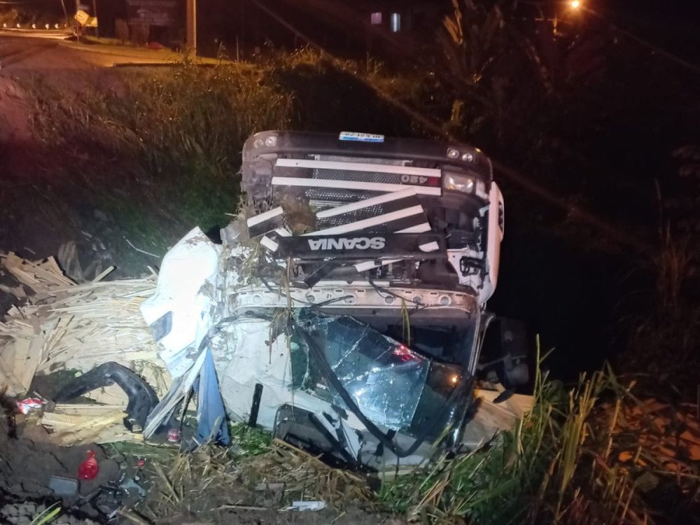 Motorista de caminhão fica ferido em acidente na SC-108, em Blumenau
