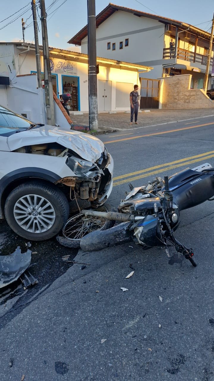 Motociclista é conduzido ao hospital após colisão com carro em Blumenau