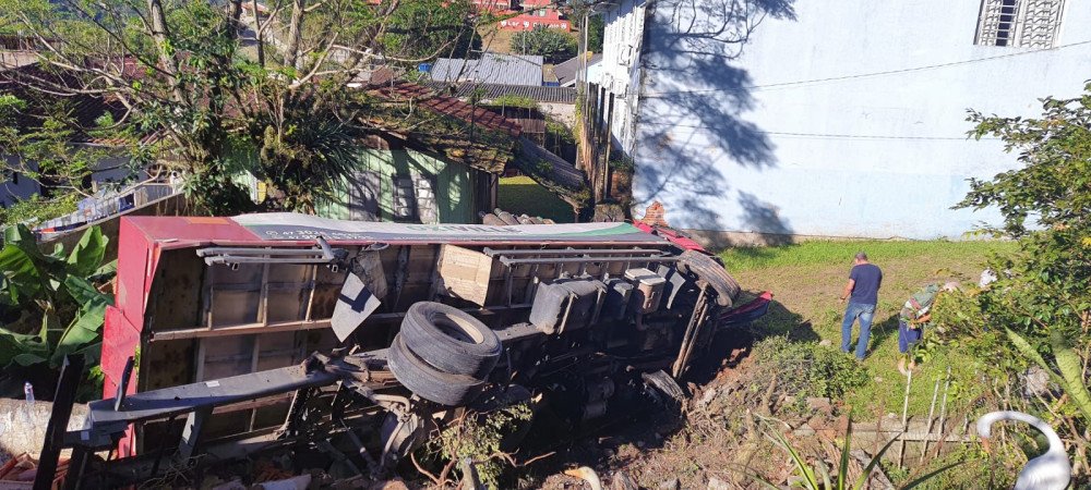 Caminhão carregado de gás tomba nesta quarta-feira em Blumenau e bombeiros são acionados