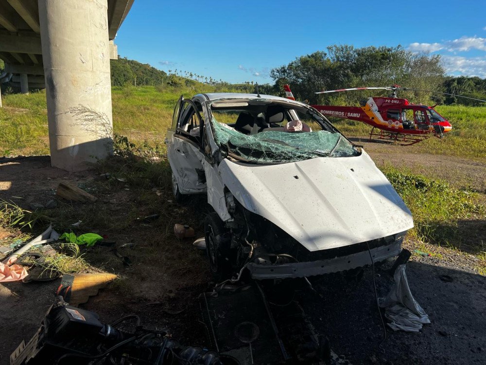 Motorista perde controle, sai da pista e bate em pilar de viaduto na BR-470, em Ilhota