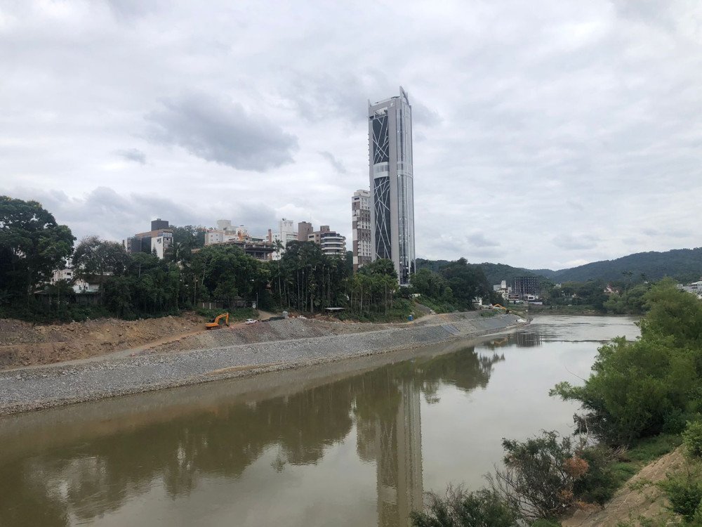 Sol e variação de nuvens marcam a sexta-feira em Blumenau