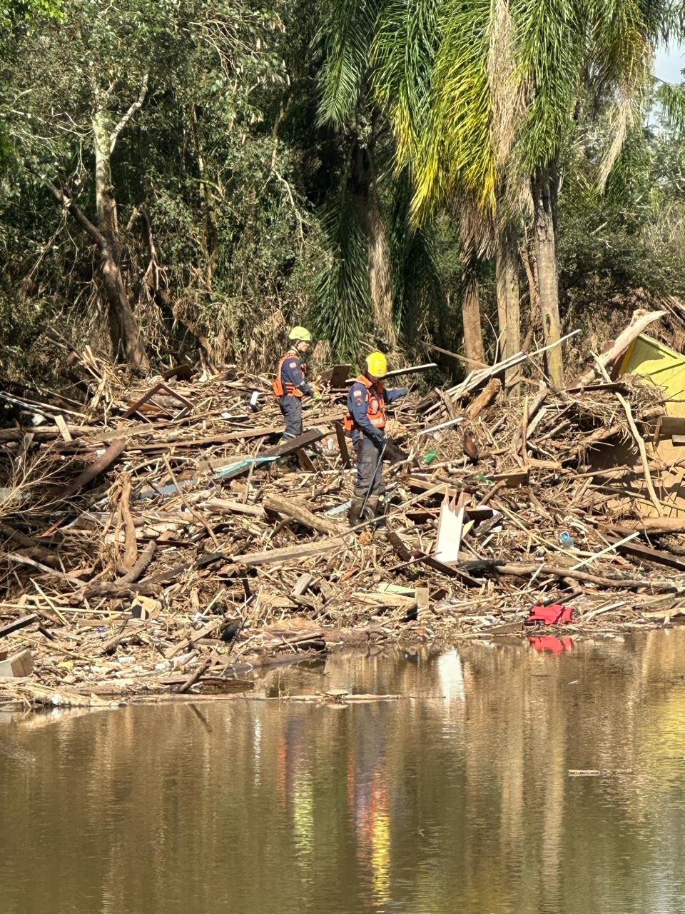 Fotos: bombeiros de Santa Catarina continuam atuando no Rio Grande do Sul