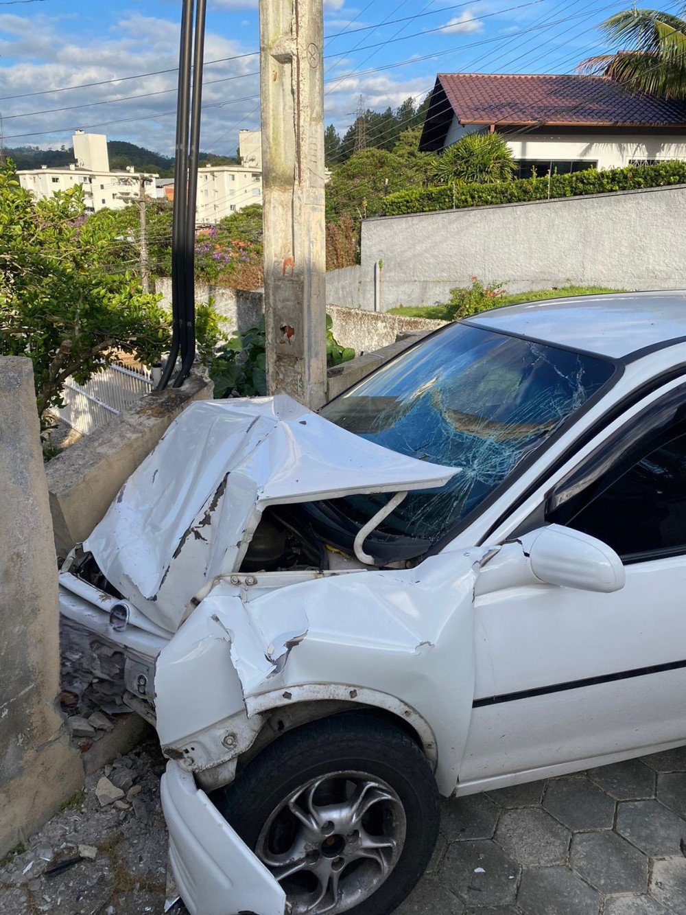 Freio falha e idoso fica ferido em colisão de carro contra muro em Blumenau