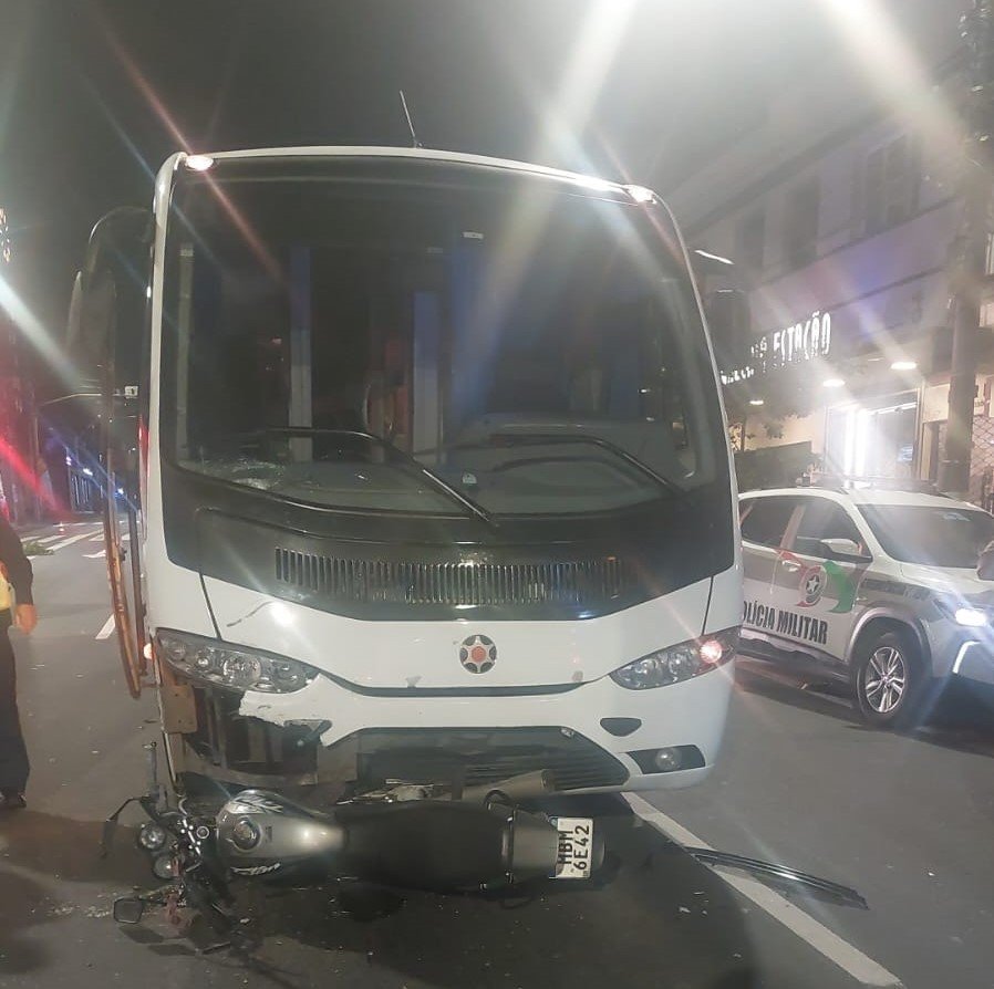 Acidente entre micro-ônibus e moto deixa duas pessoas feridas em Blumenau
