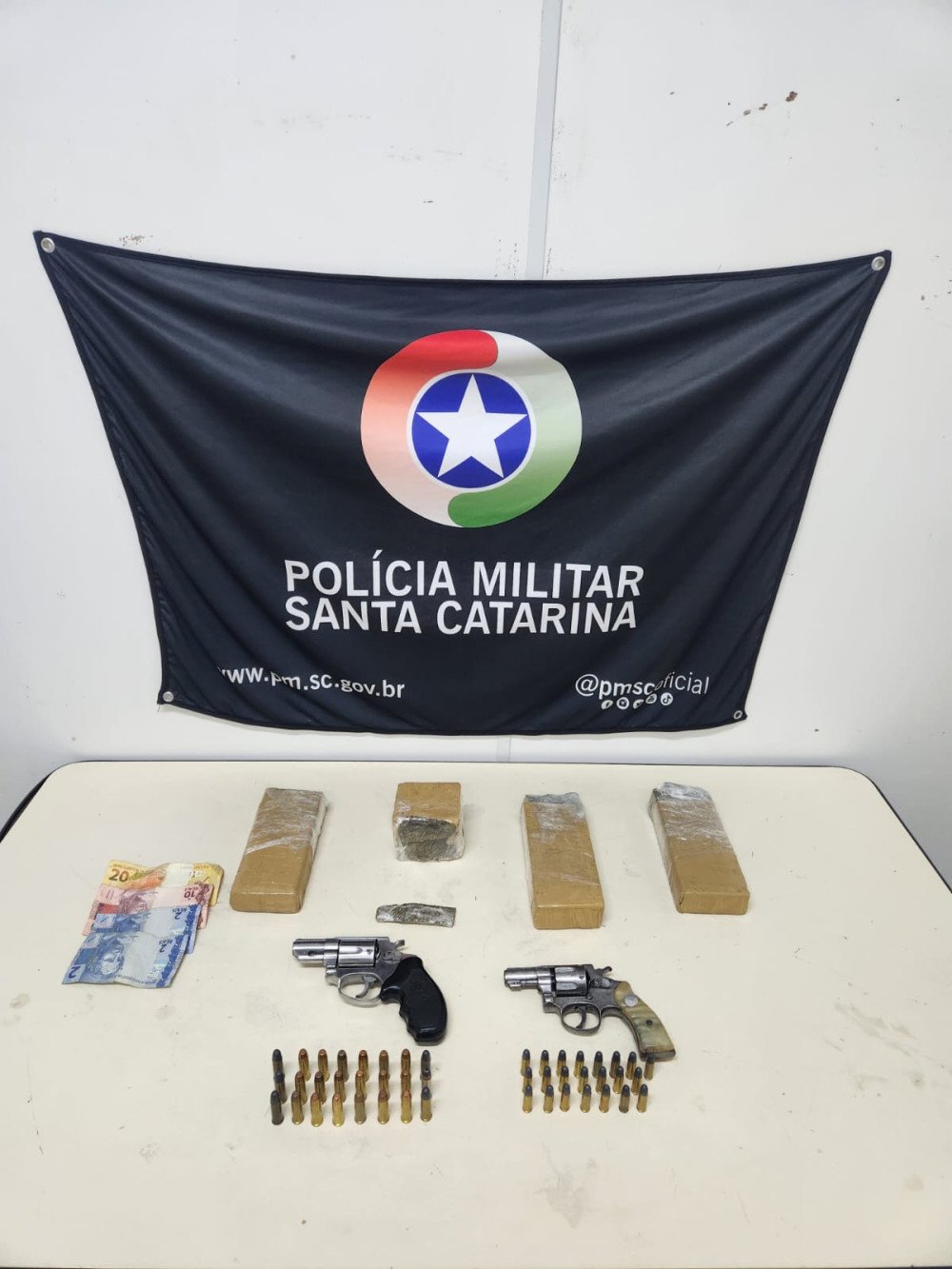 Polícia Militar prende casal por tráfico de drogas e porte ilegal de armas na Ponta Aguda