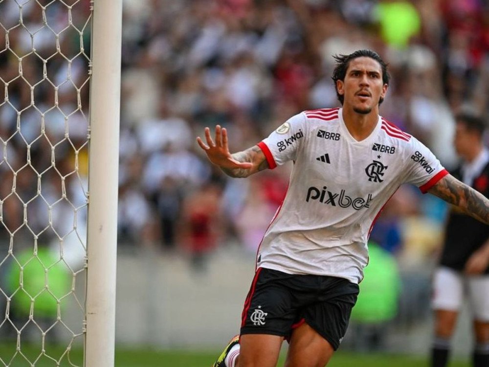 Flamengo aplica 6 a 1 no Vasco e vira líder provisório do Brasileirão