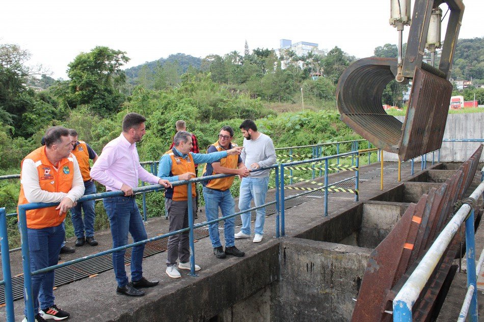 Prefeito de Rio do Sul visita diques de contenção em Blumenau