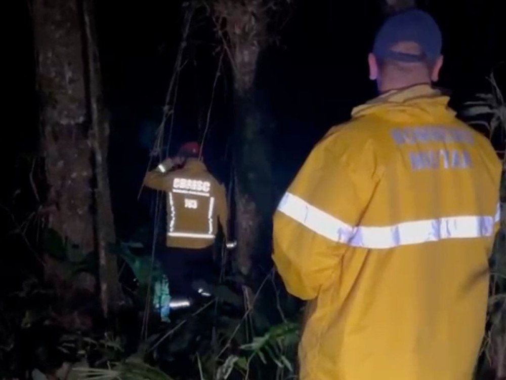 Vídeo: Avião bimotor cai em SC e deixa 2 mortos