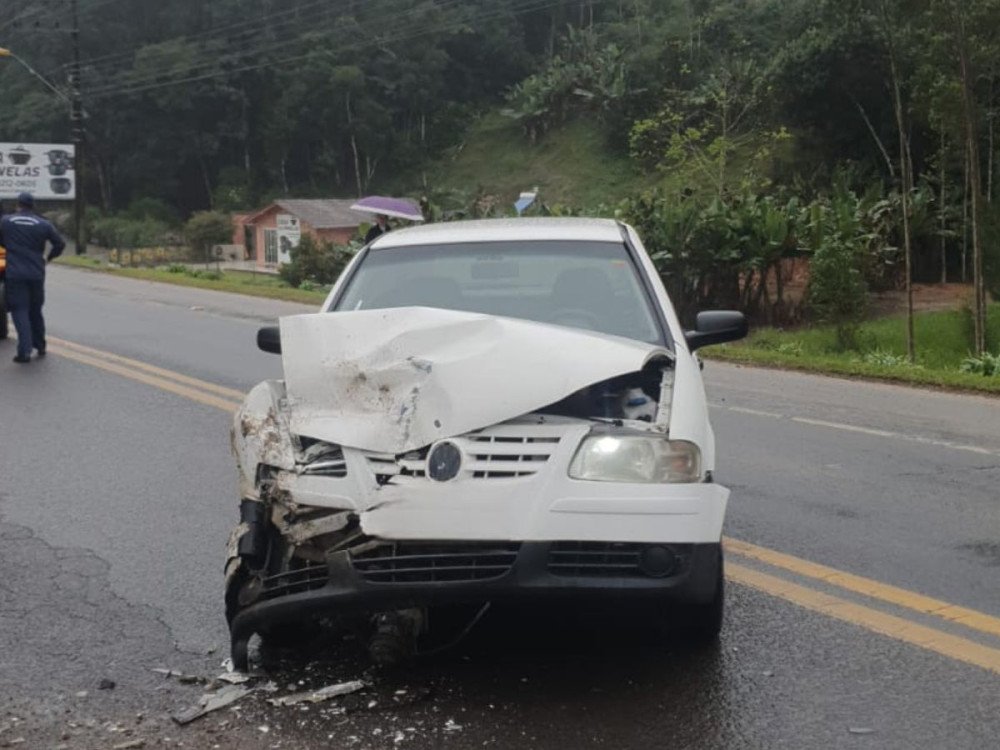 Acidente entre carro e caminhão deixa motorista ferido na SC-114, em Taió