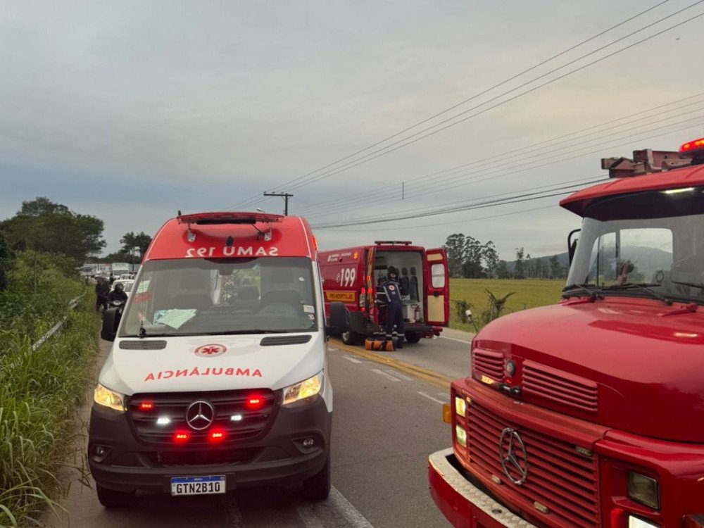 Acidente na Rodovia Jorge Lacerda, em Ilhota, envolve carro e moto e deixa dois feridos