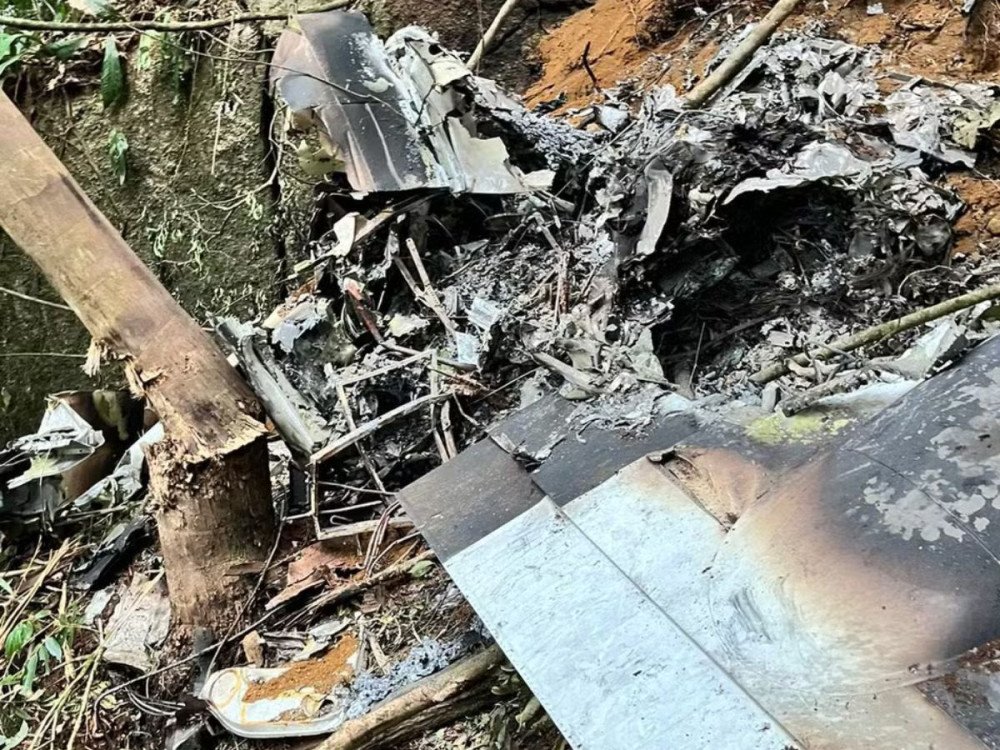 Vídeo mostra local do acidente onde foram encontrados destroços do avião que caiu em SC
