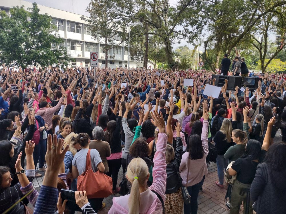 Servidores públicos de Blumenau realizam assembleia na tarde desta terça-feira