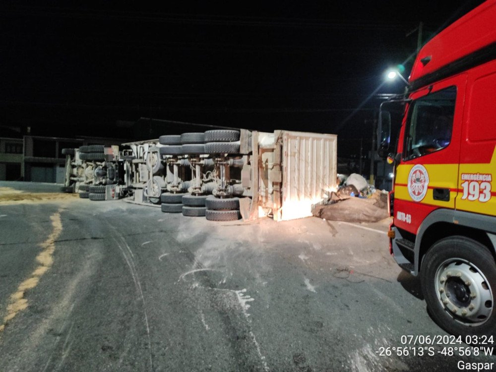 Caminhão carregado com lixo tomba e derrama óleo diesel em Gaspar
