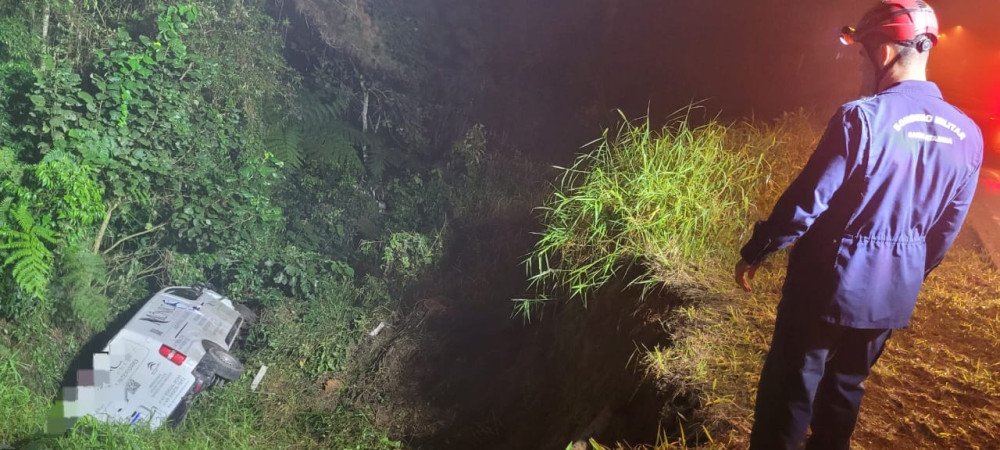 Furgão sai da pista e motorista fica ferido em Taió