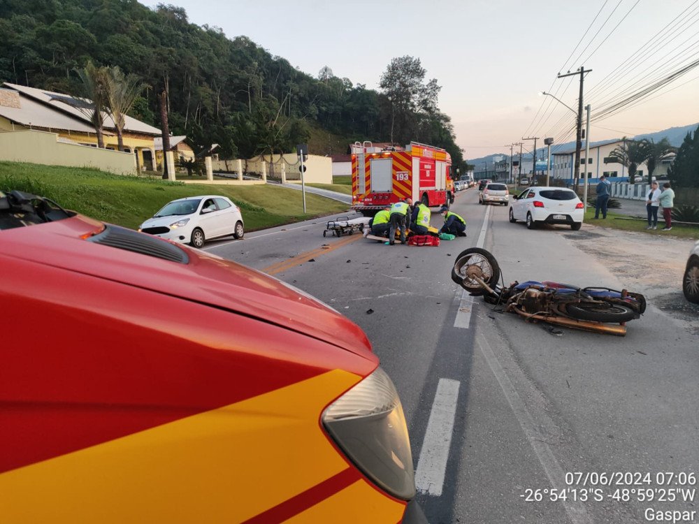 Motociclista fica ferido após acidente com carro no bairro Bela Vista, em Gaspar