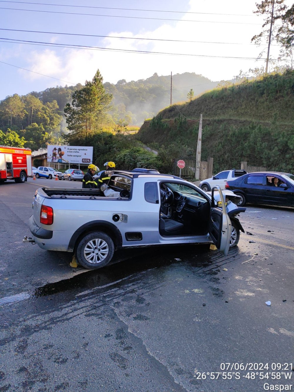 Motorista fica ferido em colisão entre carro e caminhão em Gaspar