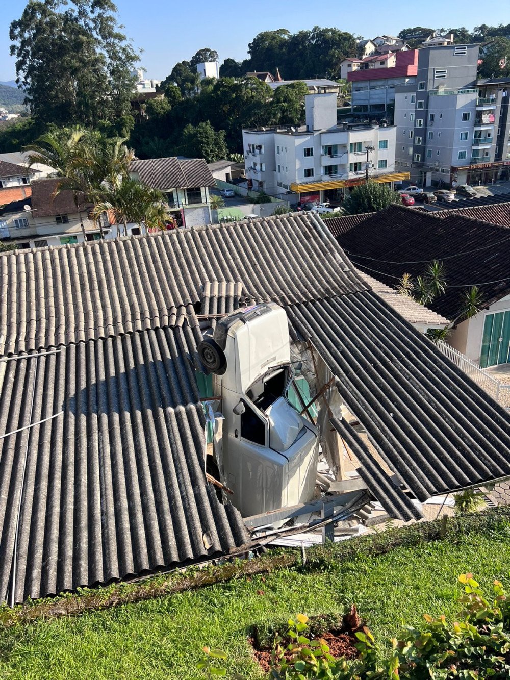 VÍDEO: carro cai sobre casa no bairro Tribess, em Blumenau