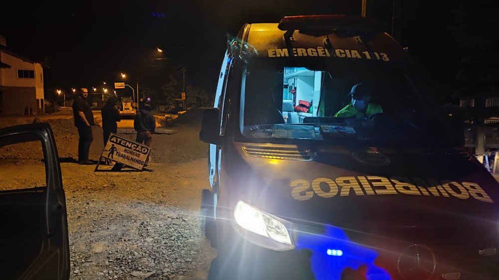 Motociclista fica ferido após cair em buraco e bater em um tubo de concreto, em Doutor Pedrinho