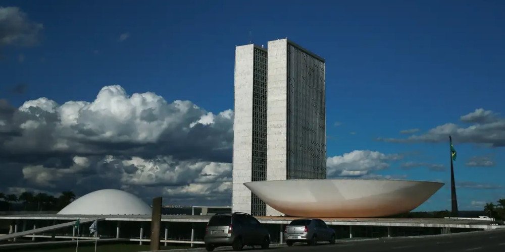 Delação premiada, aborto e cigarro eletrônico movimentam Congresso