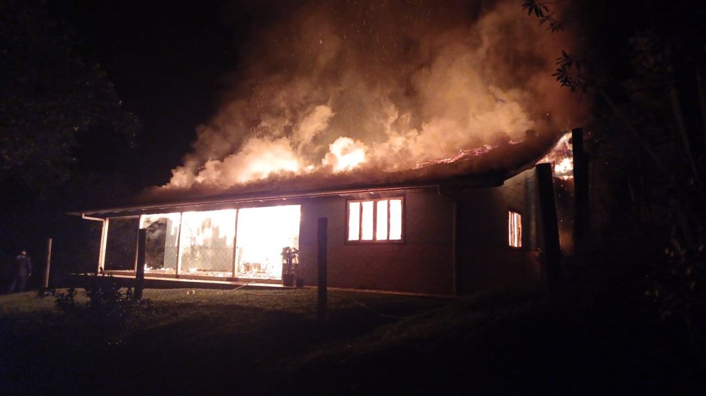 Incêndio criminoso destrói casa no Alto Vale na noite de domingo