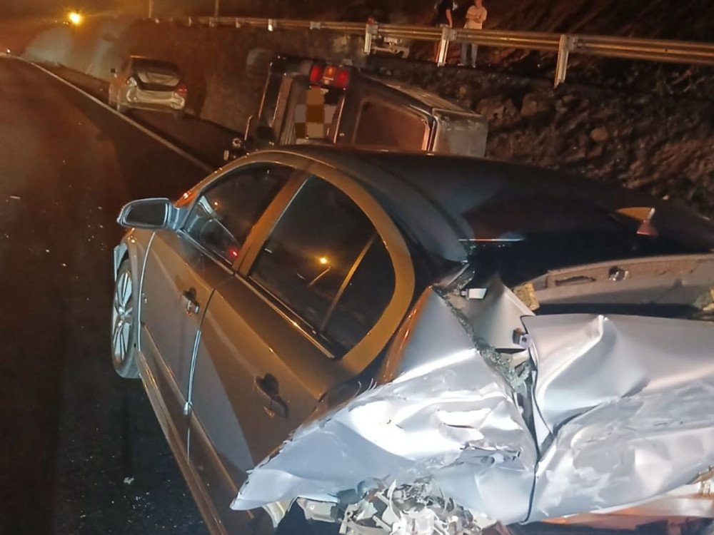 Três pessoas ficam feridas em acidente na BR-470, em Indaial